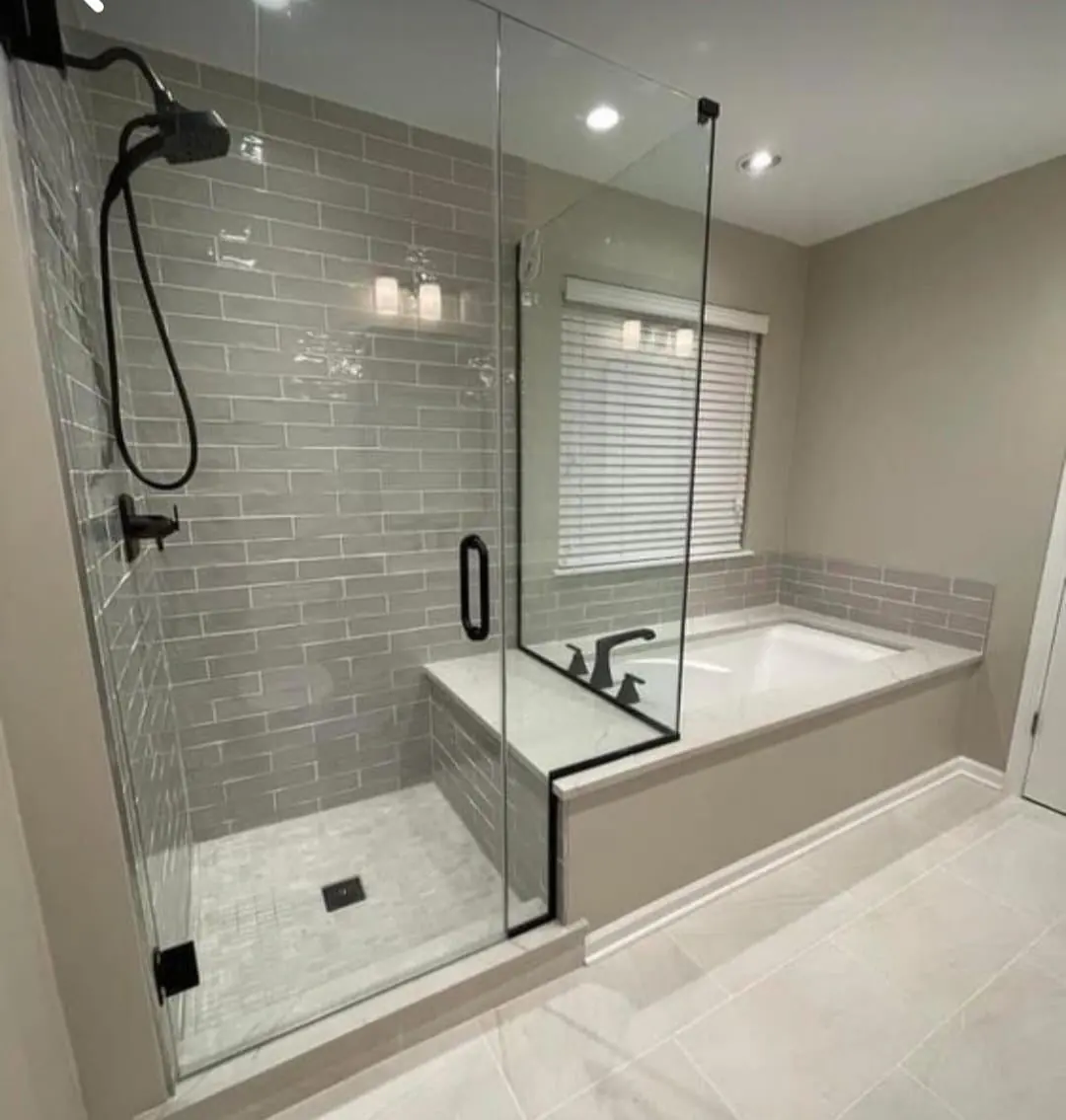 Shower glass by Glass 35, San Antonio TX